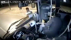 Clip: Tài xế xe buýt nổi điên, phanh gấp làm khách ngã nháo nhào