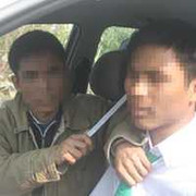 Dí dao vào cổ, bịt mắt, trói tài xế taxi cướp tài sản