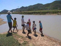 Hai bé trai chết thảm trong hồ hút cát