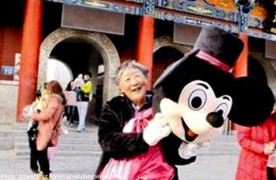 Mẹ già lao động vất vả kiếm tiền cưới vợ cho con