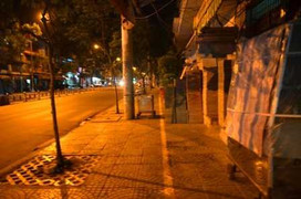 Ngồi trước cửa nhà, bị nã hai phát đạn