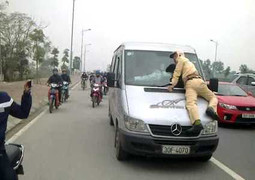 Húc văng trung úy cảnh sát lên nắp capô rồi bỏ chạy