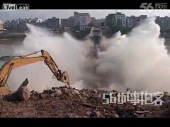 Clip: Cây cầu bị máy xúc đánh sập trong tích tắc