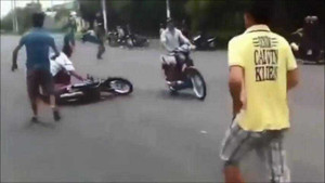 Clip: Bốc đầu xe máy, quái xế ngã lộn 7 vòng