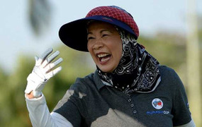 MH370 mất tích, Hoàng hậu Malaysia vẫn vui vẻ chơi golf