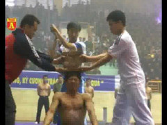 Video: Tròn mắt xem công an biểu diễn khí công