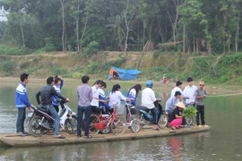 Đò dây giỡn mặt 'hà bá' trên sông Ngàn Sâu