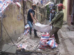 'Bom’ rơi giữa phố cổ Hà Nội: Chính quyền vào cuộc