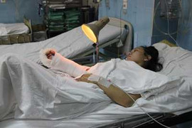 Xông vào phòng trọ chém lìa tay tình địch