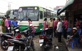 Đẻ rơi con ở trạm xe buýt rồi bỏ vào ba lô