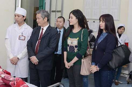 Thúy Hằng, Quỳnh Nga mang tình yêu đến bệnh viện