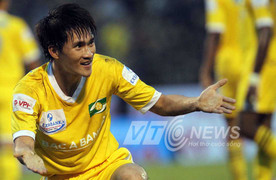 Công Vinh thành tội đồ, SLNA thua trận cay đắng