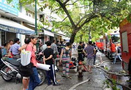 Cháy chung cư, hàng trăm người hoảng loạn tháo chạy