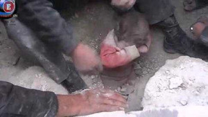 Rơi nước mắt xem clip em bé bị vùi dưới đất được cứu sống