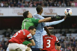 Arsenal níu chân, Man City chẳng thể lên ngôi đầu