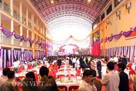 Lãnh đạo dùng trụ sở cưới vợ linh đình cho con