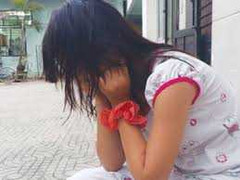 Đi vệ sinh trong vườn cao su, bị 3 bạn trai cưỡng dâm