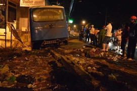 Xe buýt mất lái đâm loạn xạ giữa phố