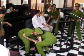 Nguyên Giám đốc bệnh viện tâm thần giả điên trước toà