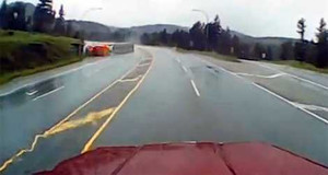 Clip: Pha tránh tai nạn đẳng cấp