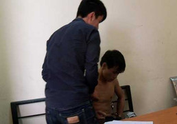 Nam thanh niên ngáo đá, cầm dao nhảy sông Hồng