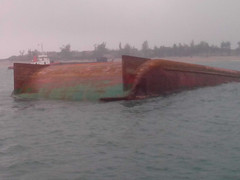 Lật sà lan trên biển, 1 người mất tích