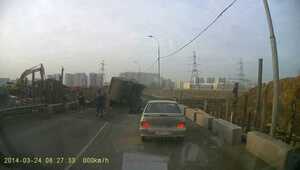 Clip: Xe tải đang chạy thụt 'hố tử thần'