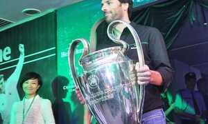 Van Nistelrooy bác tin sang Việt Nam thi đấu