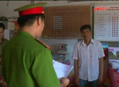 Clip: Hung hăng cầm dao chém công an