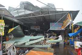 Clip: Lốc xoáy kinh hoàng, tốc mái hơn 230 nhà ở Đồng Nai