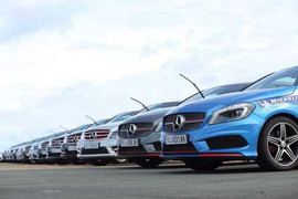 Xe bình dân gặp khó, xe sang đắt hàng