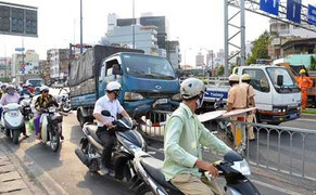 'Xe điên' cuốn xe máy vào gầm, tông nát dải phân cách