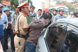 Khống chế tài xế gây tai nạn, chống trả công an