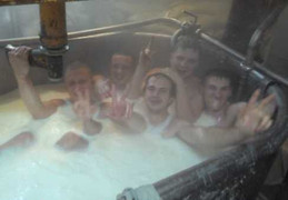 Tung ảnh tắm trong sữa, công nhân Nga bị khởi tố