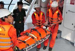 Điều tàu SAR 412 cứu ngư dân bị nạn ở Hoàng Sa