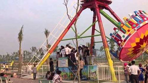 Đu quay rơi xuống đất, 6 học sinh nhập viện