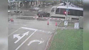 Clip: Ôtô chở 2 trẻ em lách rào chắn, đâm trực diện tàu