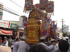 Chuyện lạ về những ‘thần đèn’… hầu ma ở Sài Gòn