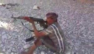 Dùng súng AK ngắm bắn điếu thuốc trên miệng bạn