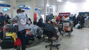 Điện thoại xịn ra khỏi sân bay bằng đường rác thải