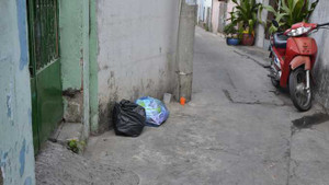 Thi thể bé sơ sinh bị bóp cổ trong túi nilông