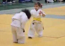 Clip: Hai bé gái đấu võ siêu ngộ nghĩnh