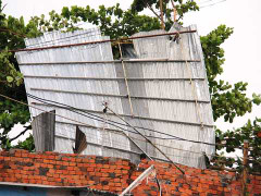 Lốc xoáy cuốn phăng hàng loạt mái nhà ở Bình Dương