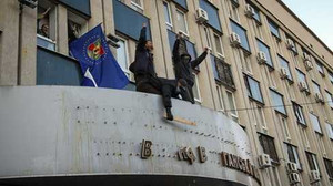 Người biểu tình chiếm vũ khí ở Đông Ukraine