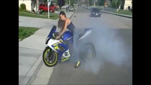 Tròn mắt xem dàn nữ biker gợi cảm lái xe điêu luyện