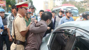 Giảng viên đại học gây tai nạn liên hoàn, cố thủ trong xe