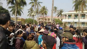 Xông vào trụ sở công an đòi đánh người, la hét náo loạn