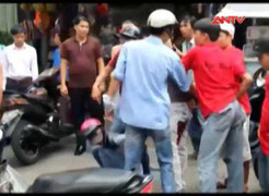 Clip: Trinh sát nổ súng bắt nóng 2 tên cướp trên phố