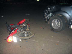 Xe máy tông nát đầu ô tô, 2 người nguy kịch