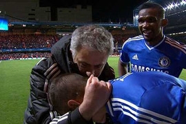 Mourinho ăn mừng cực dị sau bàn thắng lịch sử